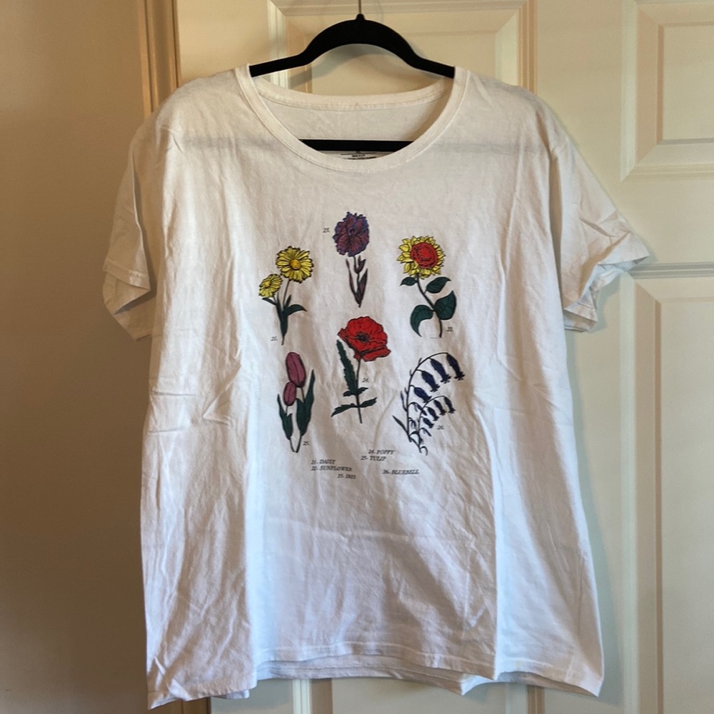 Women’s Flower Graphic T-shirt
